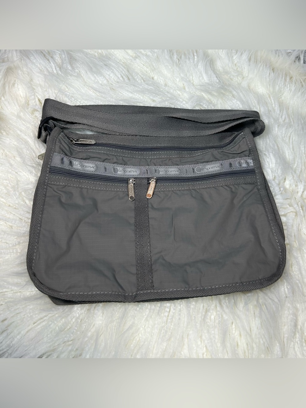 LeSportsac Gray Everyday Crossbody Bag🩶🤍